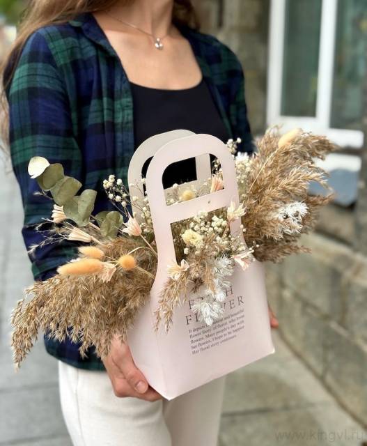 Композиция из сухоцветов в сумочке