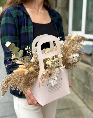 Композиция из сухоцветов в сумочке — Цветочный король