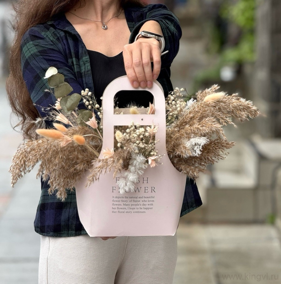 Композиция из сухоцветов в сумочке. Цветы Владивосток