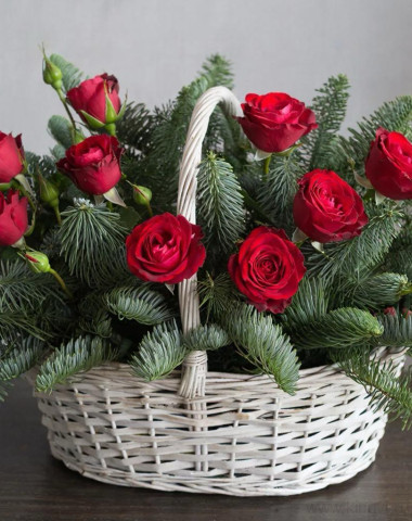 Корзина из роз и хвои &mdash; Цветочный король