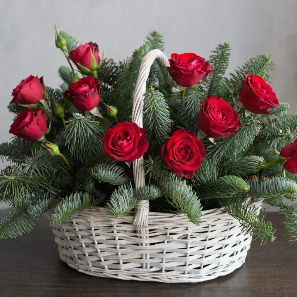 Корзина из роз и хвои. Цветы Владивосток фото 1 &mdash; Цветочный король