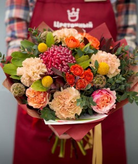 Нежный букет из роз и нутанов. Цветы Владивосток