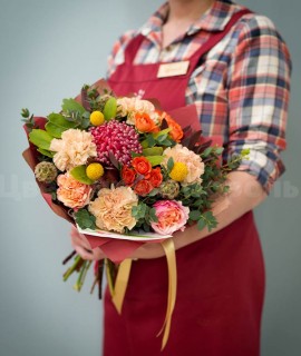 Нежный букет из роз и нутанов. Цветы Владивосток