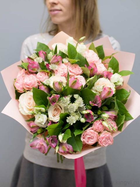 Нежный букет из роз, альстромерии и астранции