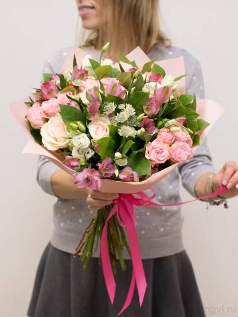 Нежный букет из роз, альстромерии и астранции