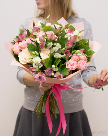 Нежный букет из роз, альстромерии и астранции — Цветочный король