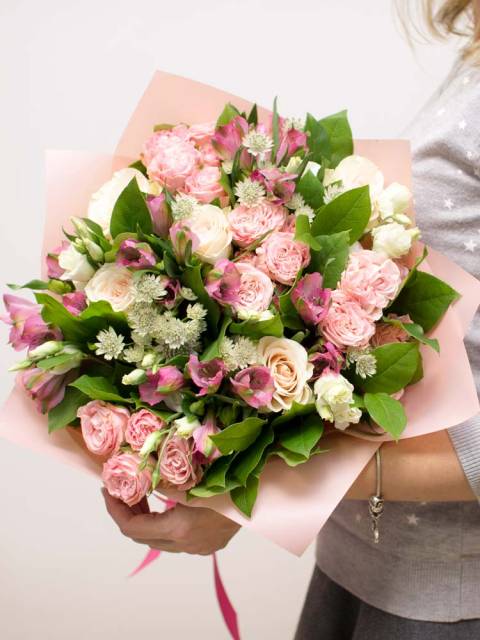 Нежный букет из роз, альстромерии и астранции
