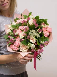 Нежный букет из роз, альстромерии и астранции. Цветы Владивосток