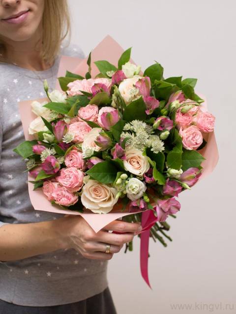Нежный букет из роз, альстромерии и астранции