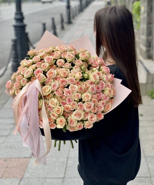 Букет из 25 кустовых роз 