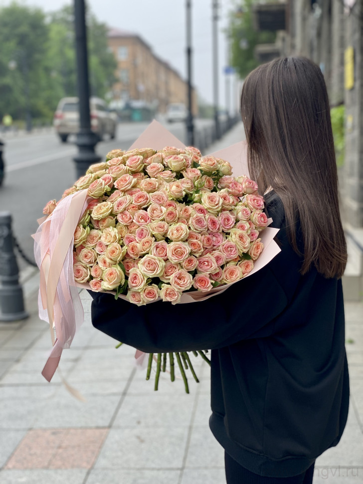 Букет из 25 кустовых роз . Цветы Владивосток