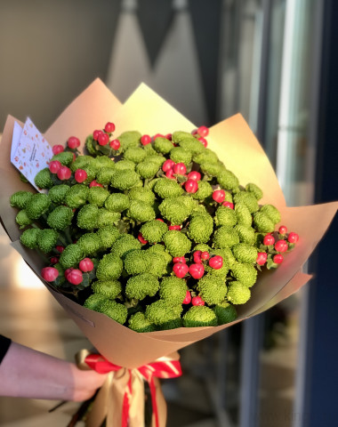 Букет из хризантем и гиперикума — Цветочный король