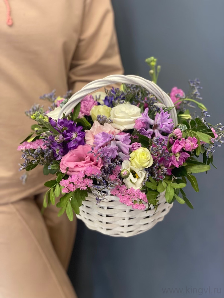 Корзинка с ароматными гиацинтами и маттиолой Сказка. Цветы Владивосток фото 1 &mdash; Цветочный король