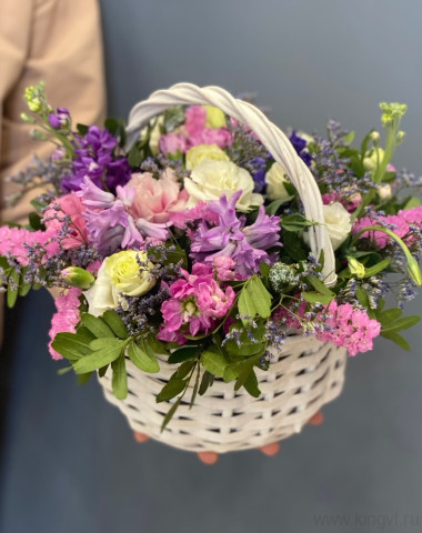 Корзинка с ароматными гиацинтами и маттиолой Сказка &mdash; Цветочный король