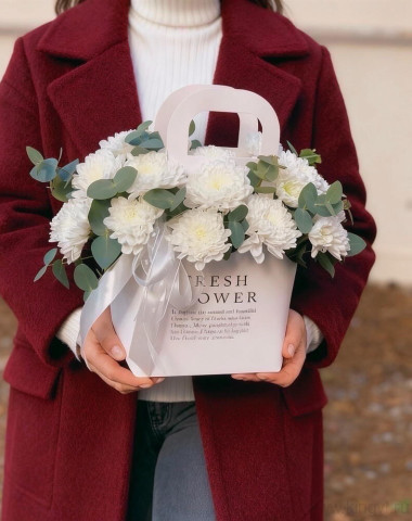 Букет в сумочке "Белая элегантность" &mdash; Цветочный король