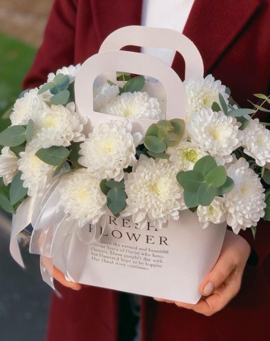 Букет в сумочке "Белая элегантность" &mdash; Цветочный король