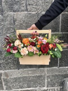 Композиция  в деревянном ящике. Цветы Владивосток