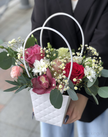 Композиция из гипсофилы и орхидеи. — Цветочный король