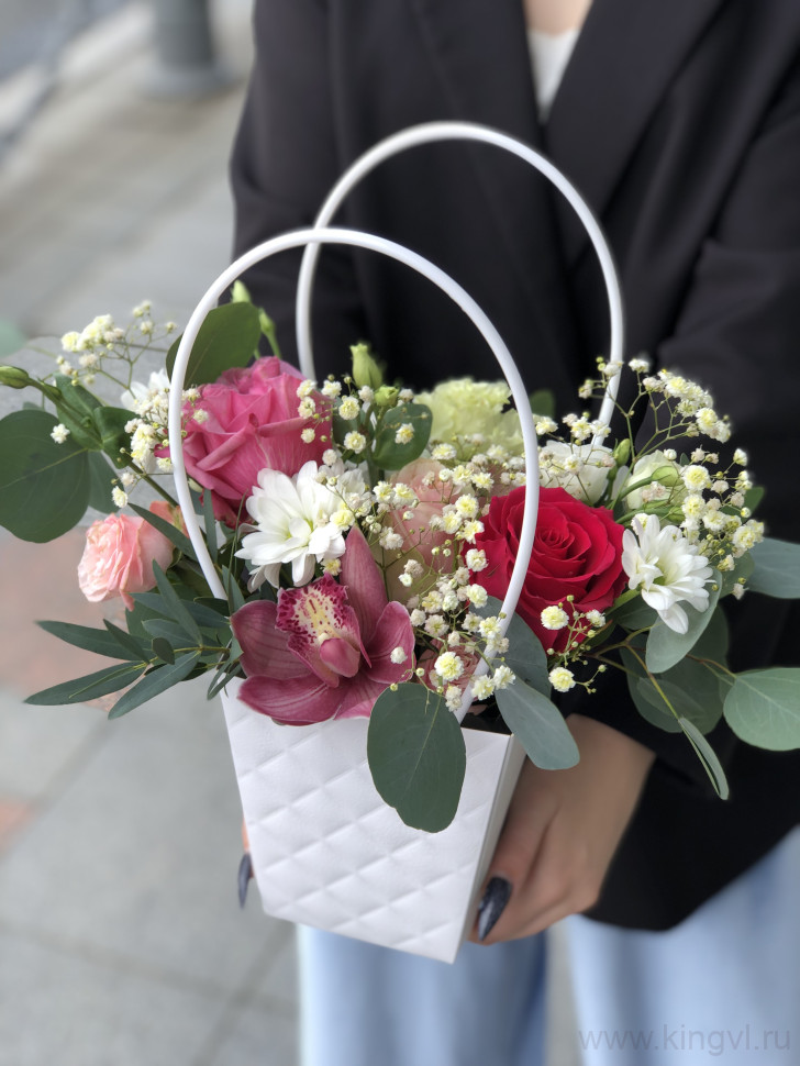 Композиция из гипсофилы и орхидеи.. Цветы Владивосток