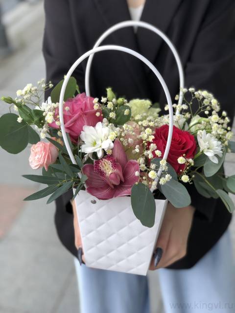 Композиция из гипсофилы и орхидеи.