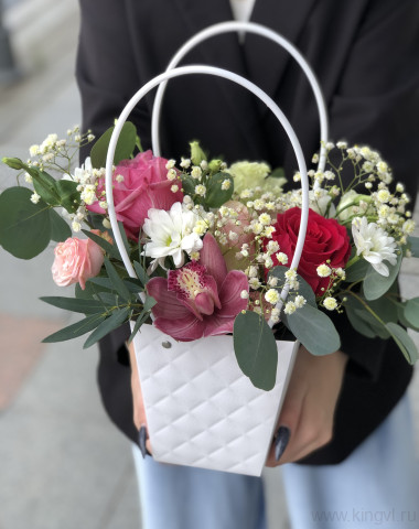 Композиция из гипсофилы и орхидеи. — Цветочный король