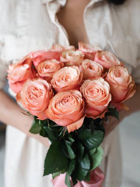 Букет из нежных пионовидных роз