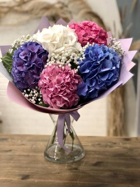 Букет из 5 гортензии и гипсофилы