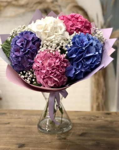 Букет из 5 гортензии и гипсофилы — Цветочный король
