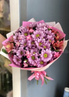 Букет из  розовых хризантем и альстромерии. Цветы Владивосток