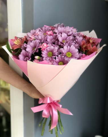 Букет из  розовых хризантем и альстромерии — Цветочный король