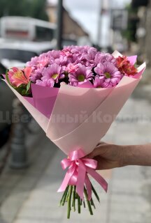 Букет из  розовых хризантем и альстромерии. Цветы Владивосток