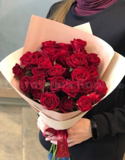 Букет красных кустовых роз. Цветы Владивосток