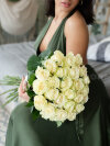 Охапка белых роз . Цветы Владивосток фото 1 — Цветочный король