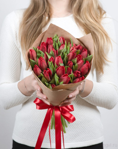 Букет из красных тюльпанов (25 шт) &mdash; Цветочный король