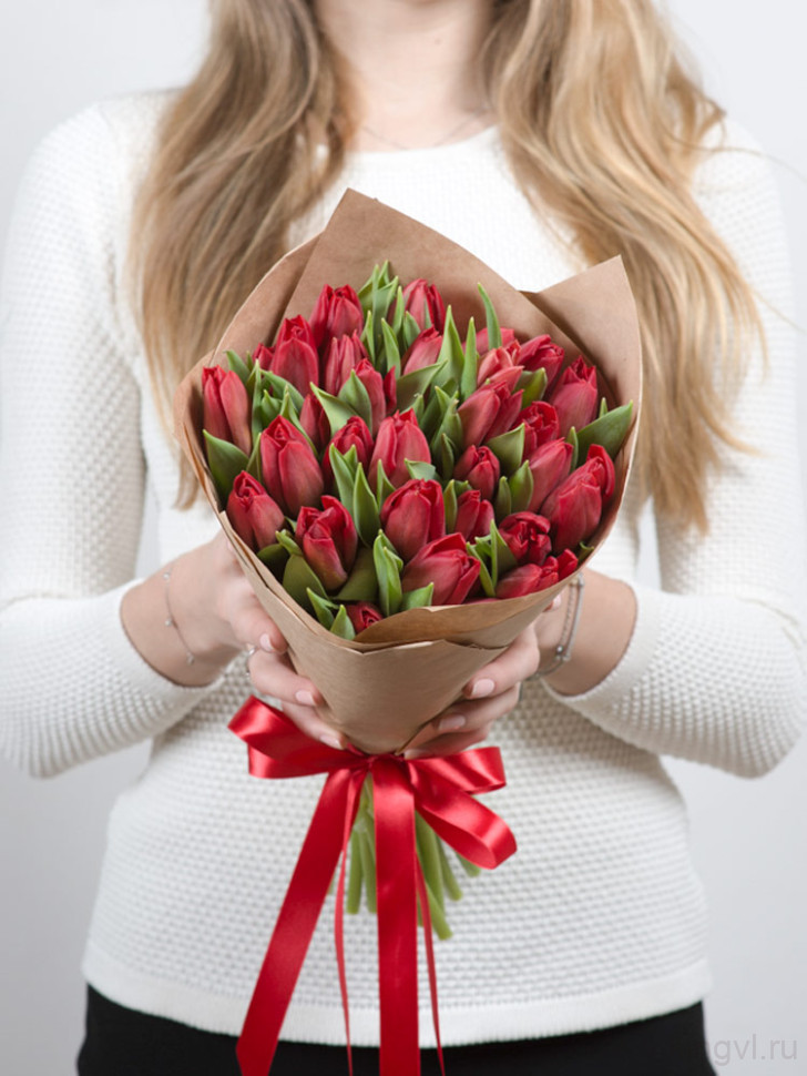 Букет из красных тюльпанов (25 шт). Цветы Владивосток