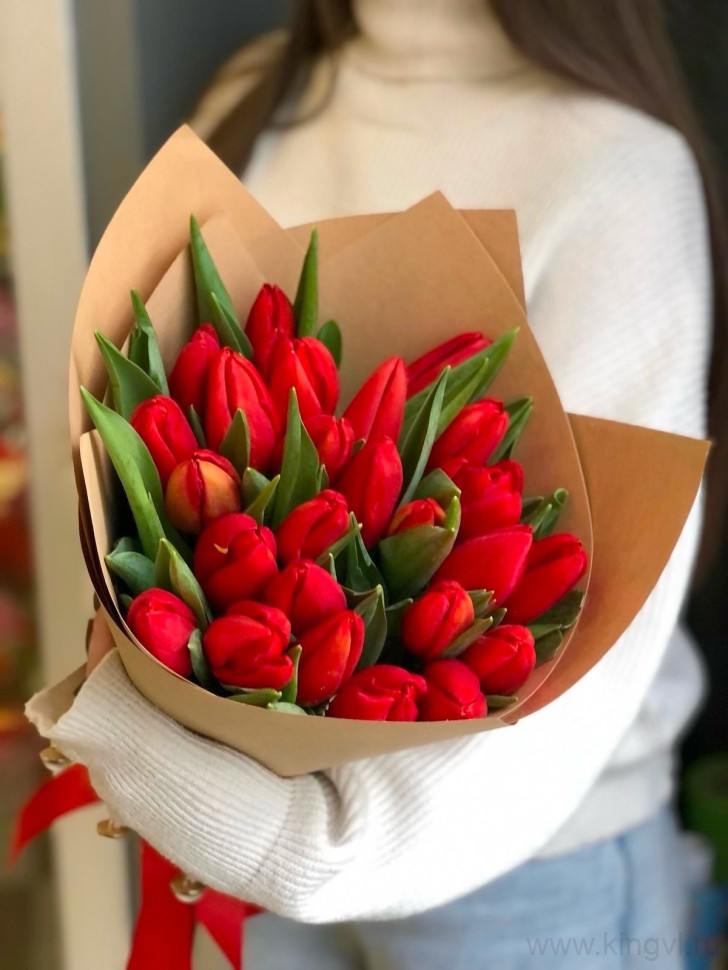 Букет из красных тюльпанов (25 шт). Цветы Владивосток
