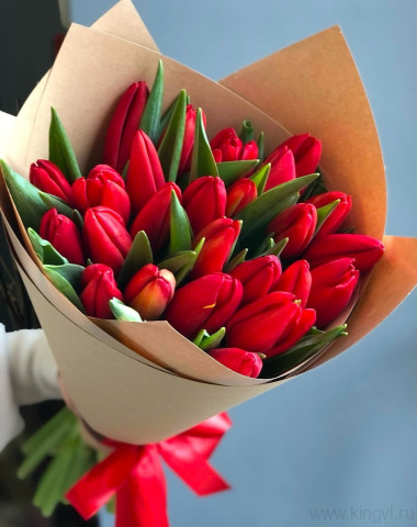 Букет из красных тюльпанов (25 шт) &mdash; Цветочный король