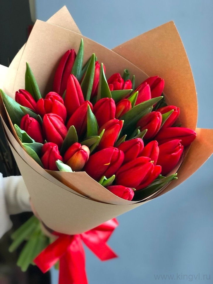 Букет из красных тюльпанов (25 шт). Цветы Владивосток