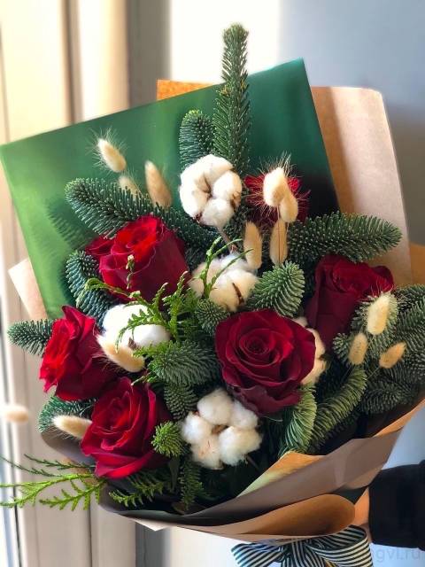 Букет из роз и нобилиса