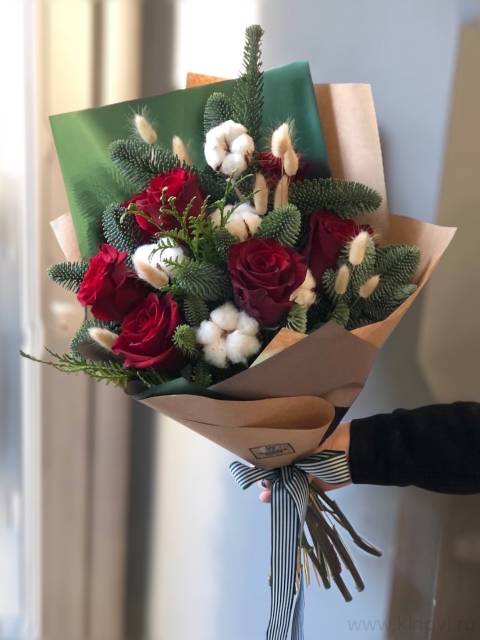 Букет из роз и нобилиса