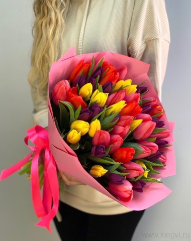 Букет из разноцветных тюльпанов (51 шт) &mdash; Цветочный король