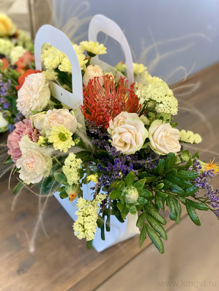 Композиция с нутаном. Цветы Владивосток