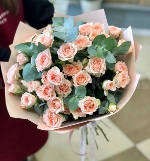 Кустовые розы  c зеленью. Цветы Владивосток