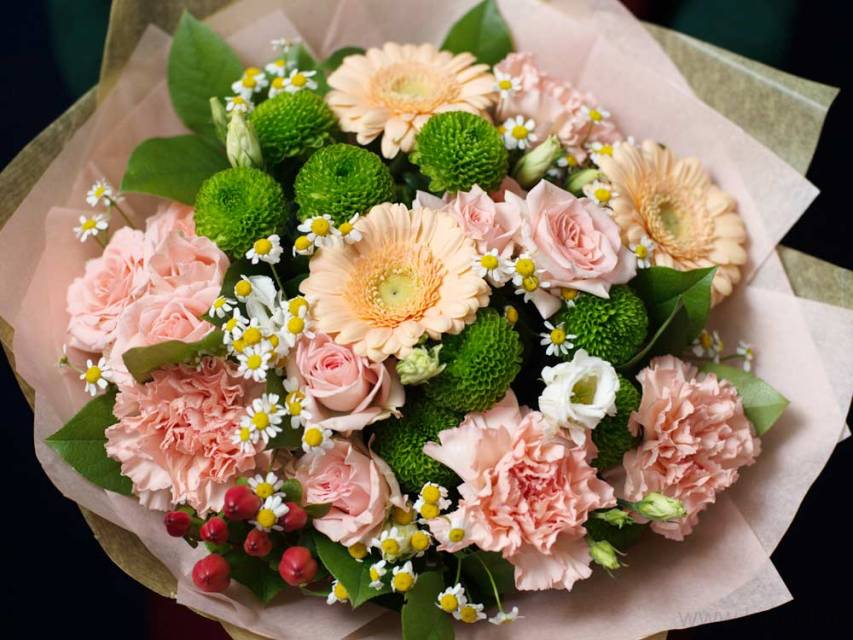 Букет из гербер и хризантем