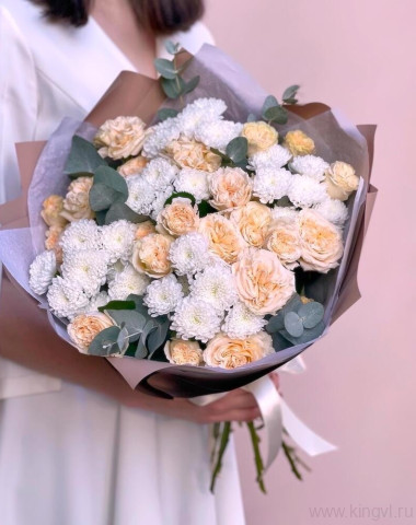 Букет из кустовых пионовидных роз "Крема"  &mdash; Цветочный король