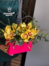  "Солнечная" композиция в сумочке. Цветы Владивосток фото 2 — Цветочный король