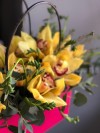  "Солнечная" композиция в сумочке. Цветы Владивосток фото 1 — Цветочный король