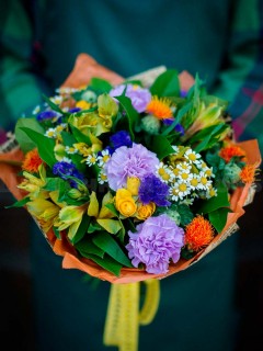 Букет из кустовых роз и гвоздик. Цветы Владивосток