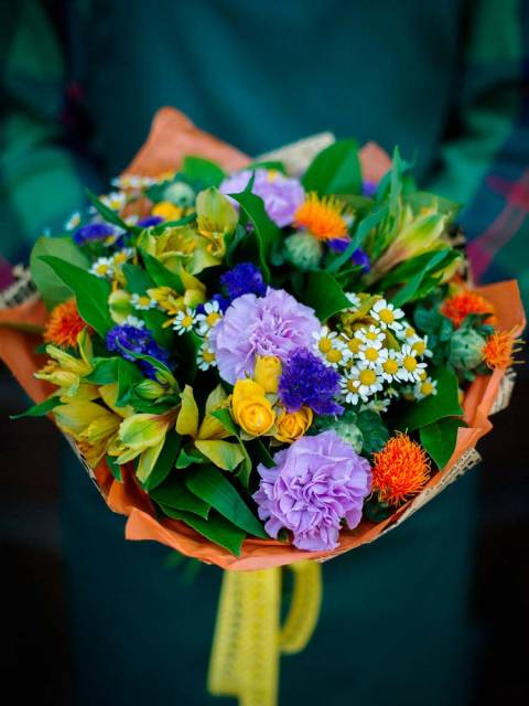 Букет из кустовых роз и гвоздик