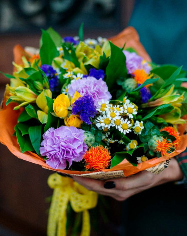 Букет из кустовых роз и гвоздик — Цветочный король